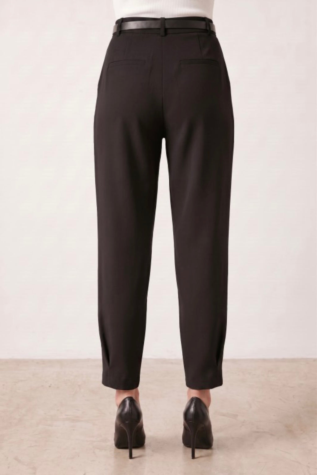 High-waisted pleated trousers with belt