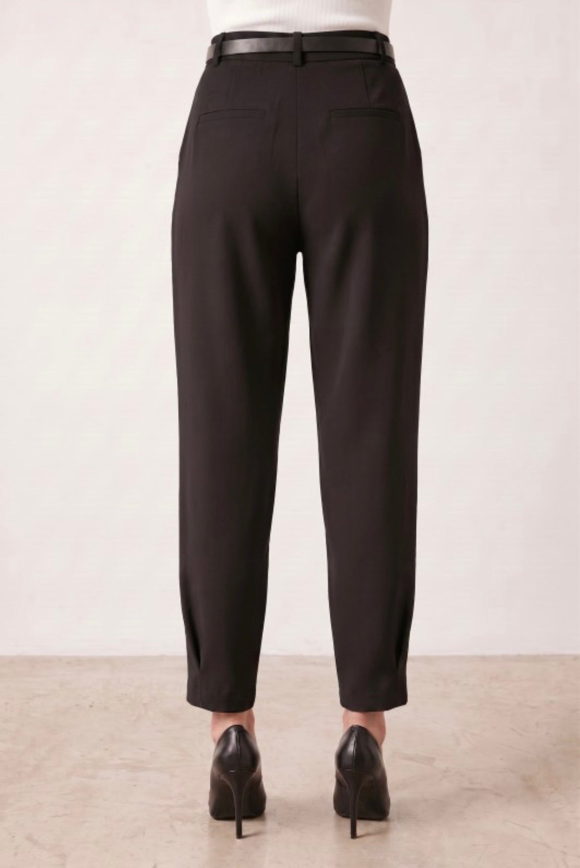 High-waisted pleated trousers with belt