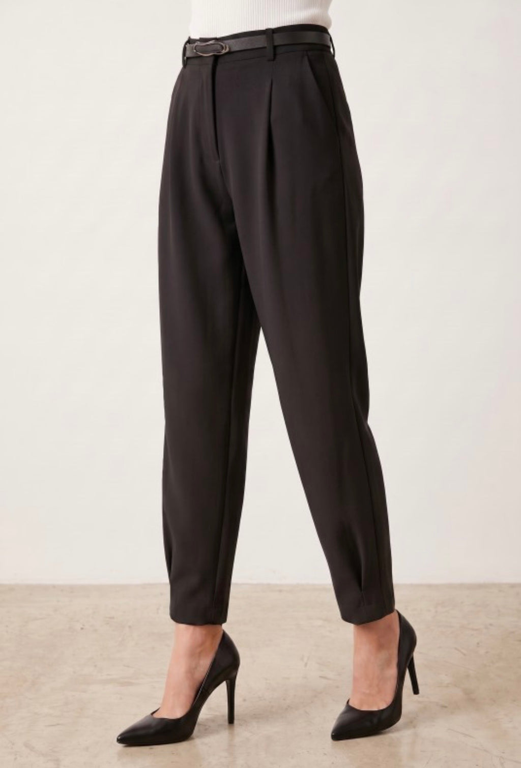 High-waisted pleated trousers with belt