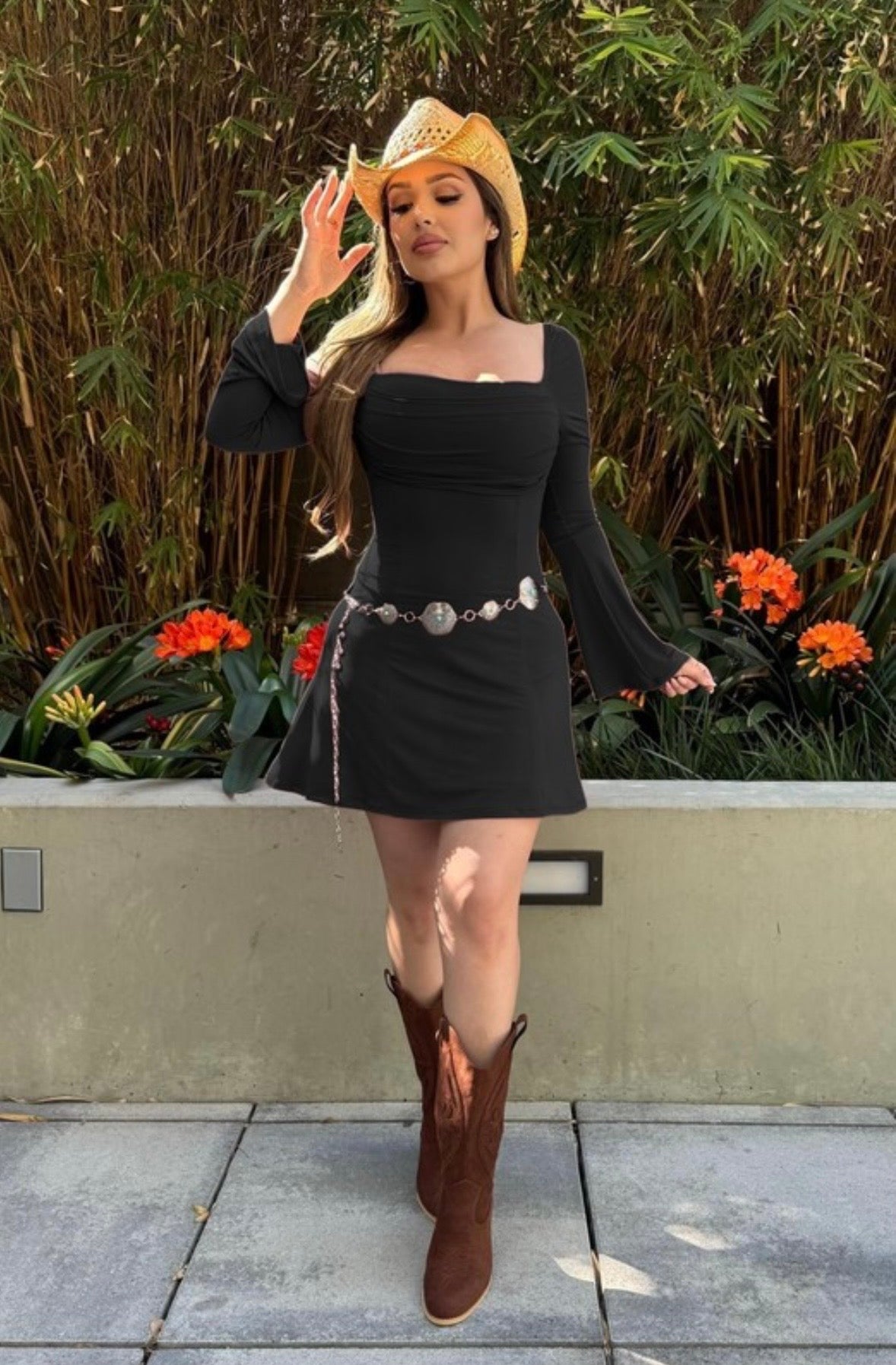 Black Flowy Dress Cuello Cuadrado