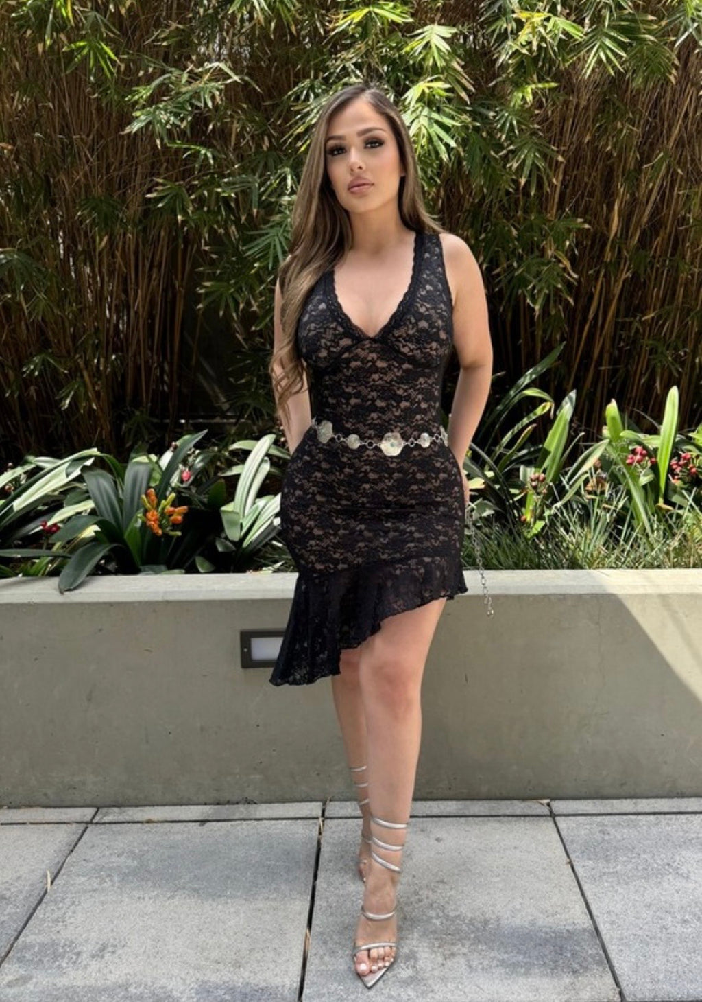 Vestido Negro de Encaje Asimétrico Sin Mangas