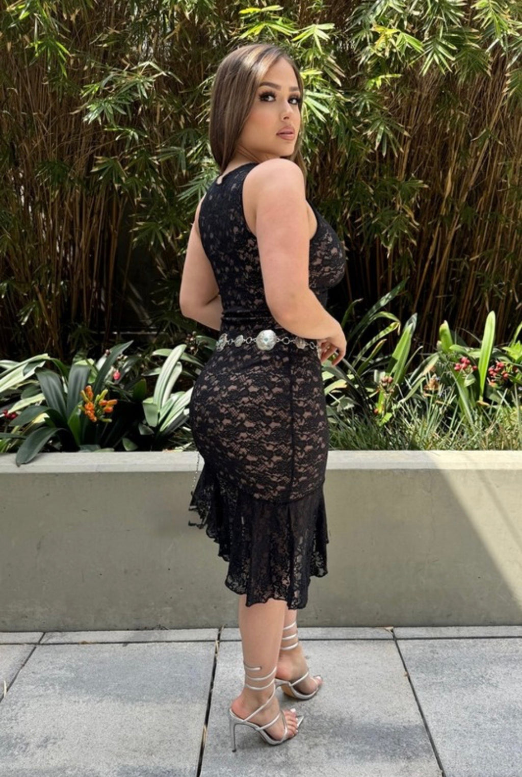 Vestido Negro de Encaje Asimétrico Sin Mangas