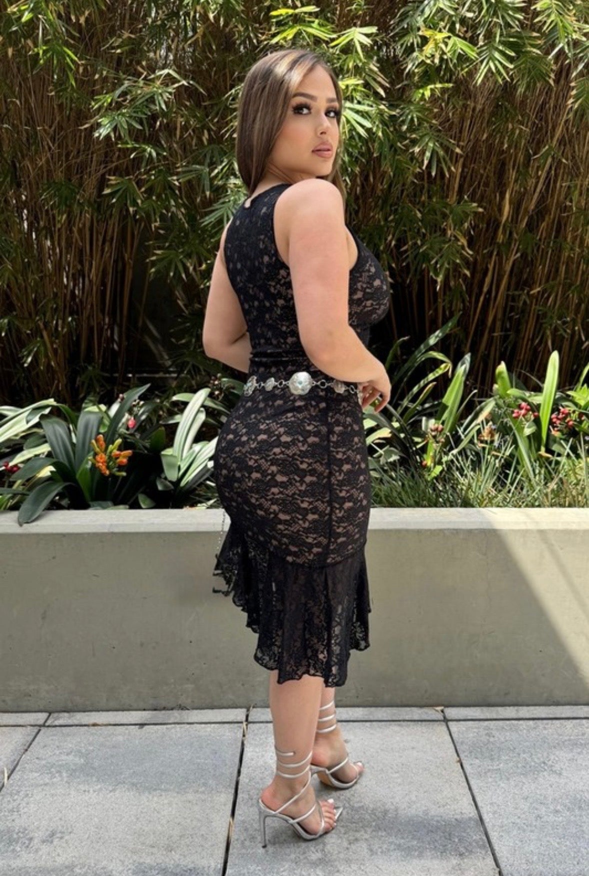 Vestido Negro de Encaje Asimétrico Sin Mangas